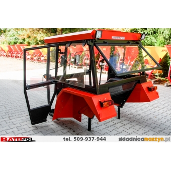 Kabina Ursus C-330 DE LUX metalowe błotniki kanciaste D-LUX drzwi na koło